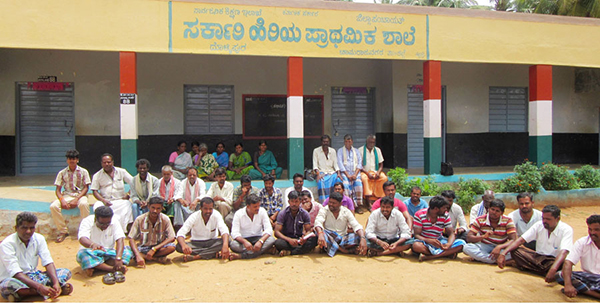 ದೊಳ್ಳಿಪುರ: ಶಿಕ್ಷಕರನ್ನು ಅಮಾನತ್ತುಗೊಳಿಸಬೇಕೆಂದು ಆಗ್ರಹಿಸಿ ಗ್ರಾಮಸ್ಥರಿಂದ ಧರಣಿ